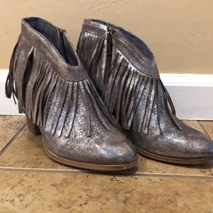 NWT UNBRINDLED ARIAT FRINGE PEWTER BOOTIES